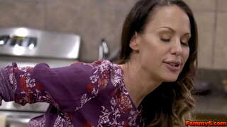 Vroča črna ženska Mckenzie Lee dobi nekaj DNK iz mladih stud in ga naredi cum