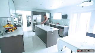 Ta chikitu maestra, cocineros i di paña ta esaki.E tuma na limpi i hijastro consul un resien.E a duna un seku i ta un yamada i ta e furlan