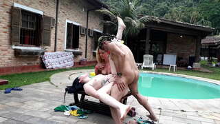 Interracial නා piscina