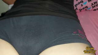 Sestra dodiruje svoju maca ispred brata