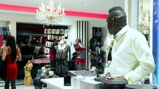 Gyönyörű Rachel Adjani kap új fehérnemű a BBC Eddy Blackstone szex shop &amp;amp; a végén a forró anális ülés nedves BJ, egy dildo a seggét &amp;amp; a creampie! Teljes Film &amp;amp; 1000s Több PrivateBlack.com!