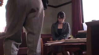 Bonito xaponés oficina anxo ofrece un golpe de emprego para o seu xefe antes de mollar o seu pantie e recibir unha hugh creampie