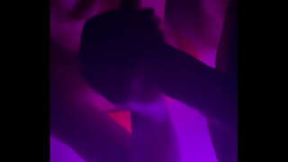 Wziął moją młodszą siostrę w jacuzzi, aby ona ssała mojego kutasa.