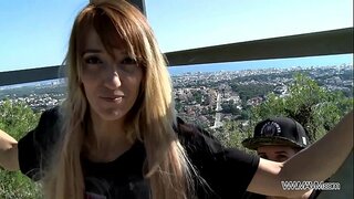 ���្លាំង redhead milf ហែខួងដើម្បីរបស់នាងសត្វលានៅក្នុងសាធារណៈ