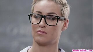 Teen babe consumul de instructorii ei pizda după clasa