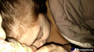 Si è svegliato per la sua figliastra succhiare il suo cazzo, e non si lamentava.