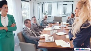 Busty milf ženy podnikateľky ísť hlava na hlave počas boardmeeting.V iných podnikateľov dostať von tak rýchlo, ako sa dá.Konečne milfs mať izbu pre seba a začať bozkávať a lízať navzájom