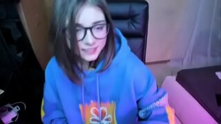 Pendejita खेळत कृत्रिम लंड