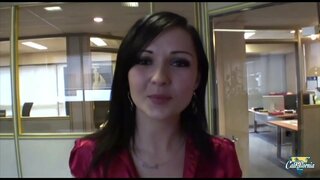 Mici brunete ofera fundul ei cu placere