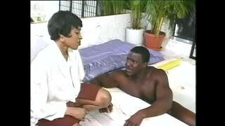 Счастливый кара чувак счастлив трахнуть бул красивую фюзеляжную леди