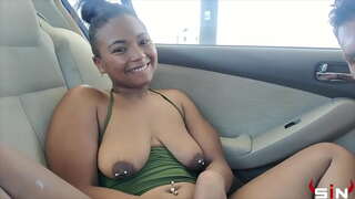 Brudna Dziwka pieprzy się na ulicy